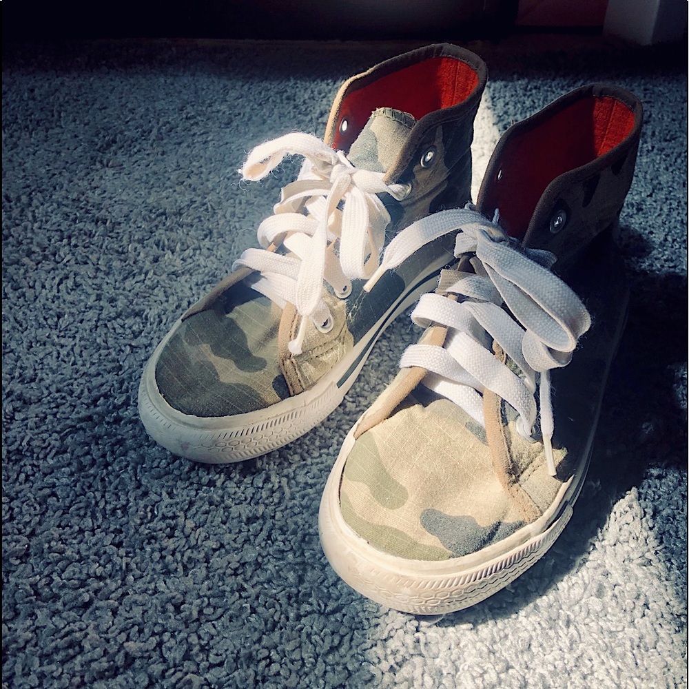 Highland boys camouflage high-top lace up shoes size 1